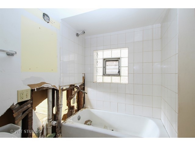 6045 South Peoria Street Chicago, IL 60621 - Photo 10 of 10 a bathroom with a bathtub