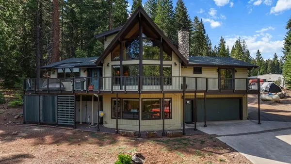 $885,000 | 523 Peninsula Drive, Lake Almanor, CA 96137