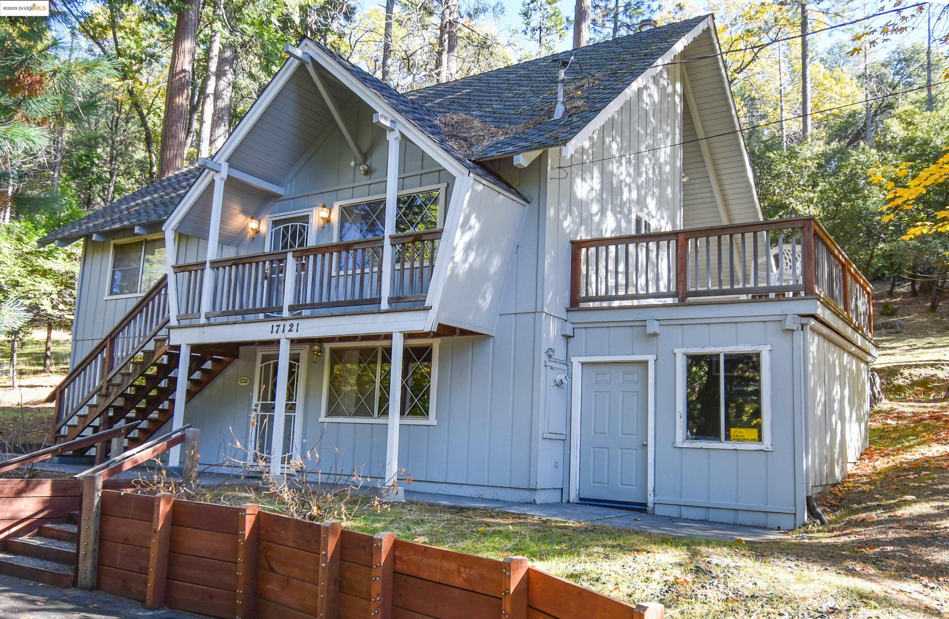 a view of house with a yard