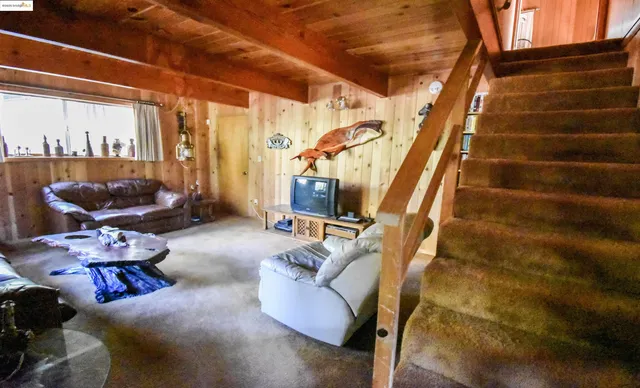 a view of entryway with livingroom