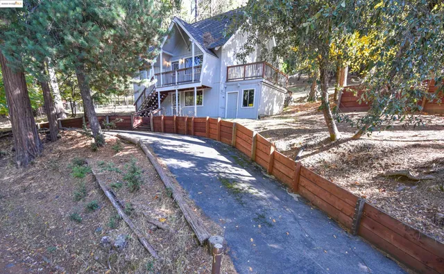 a view of a yard in front of house