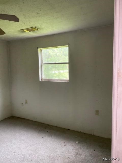 201 West Oak Daisetta, TX 77533 - Photo 5 of 6 an empty room with a window