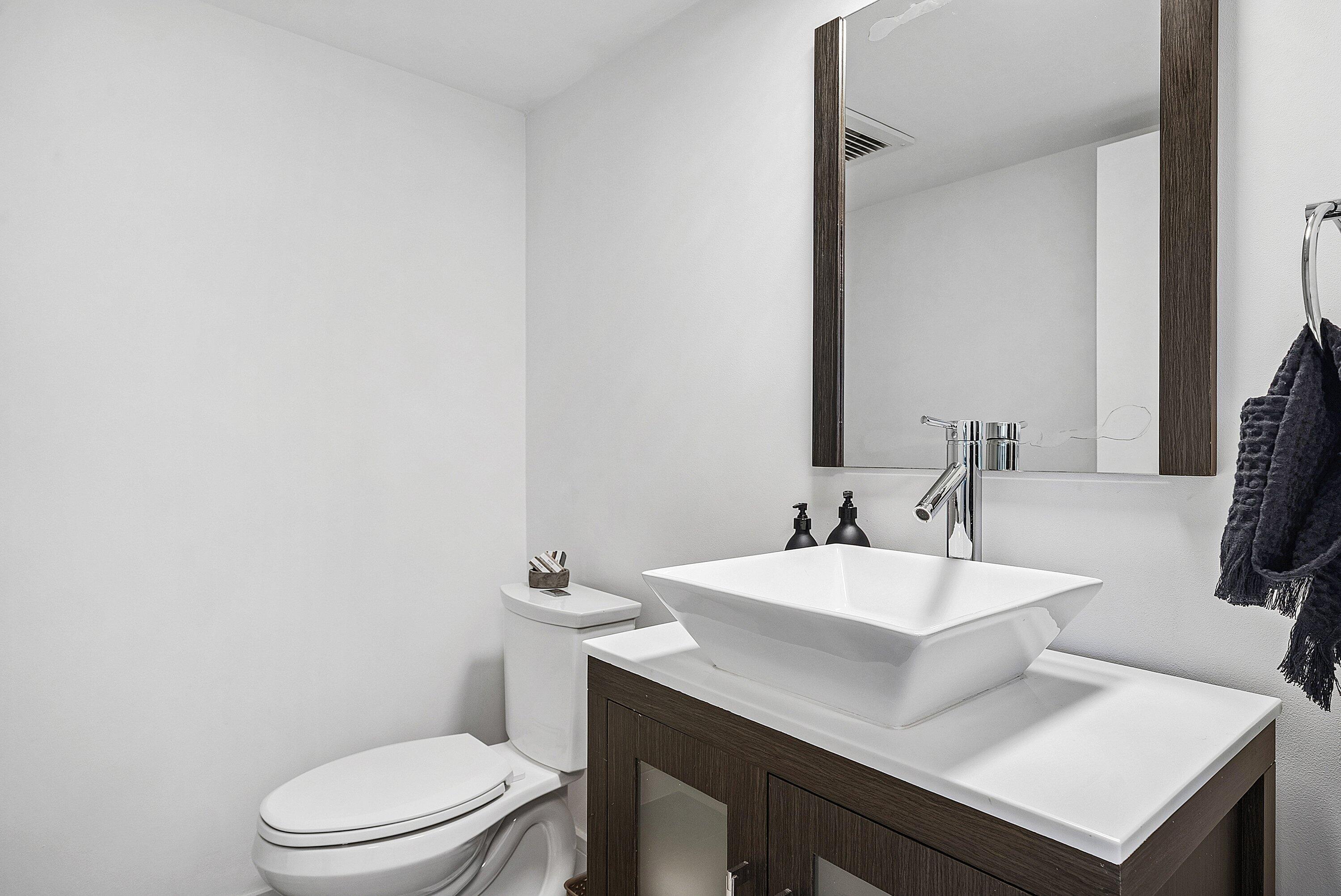 1000 Lowry Street, Unit 5D Delray Beach, FL 33483 - Photo 21 of 31 bathroom