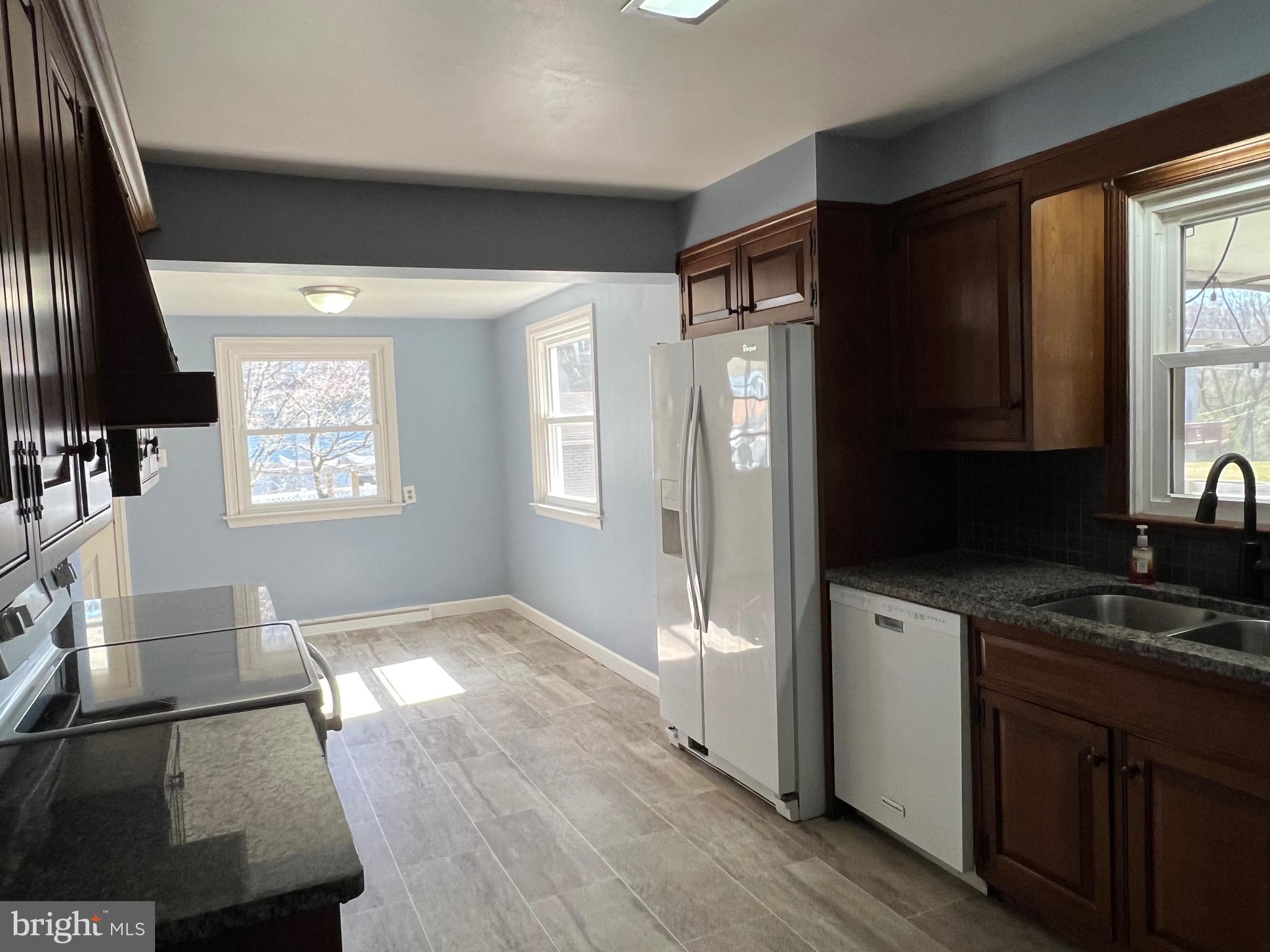 411 Parkside Avenue Reading, PA 19607 - Photo 13 of 19 Country Eat-in Kitchen