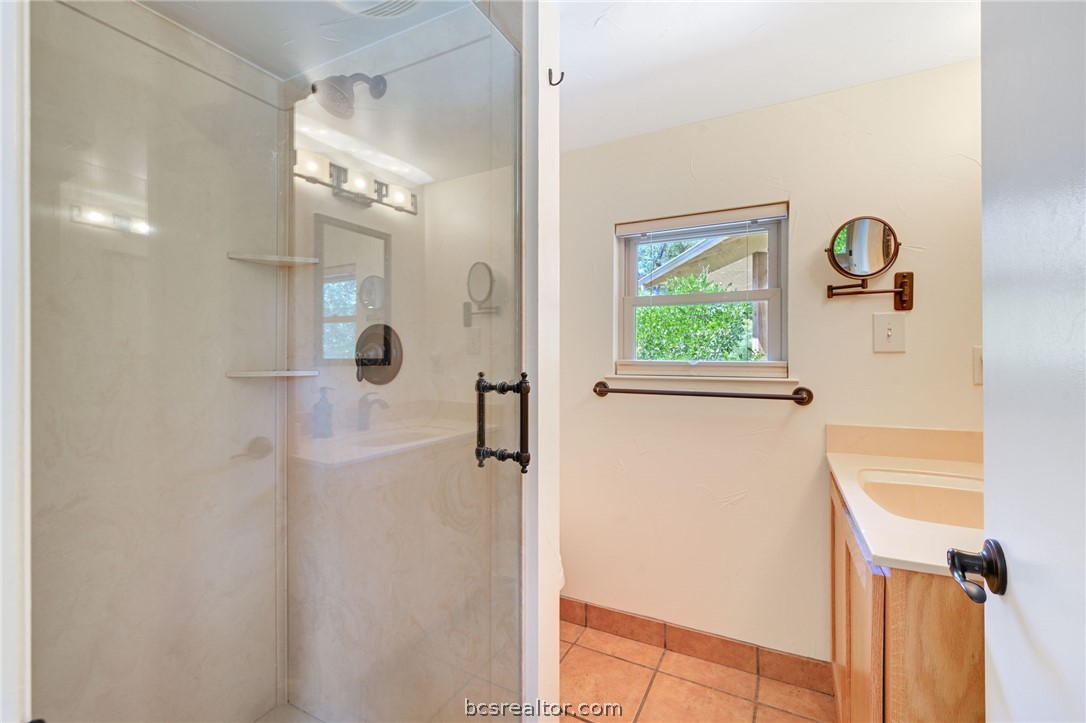 6422 Minter Spring Road College Station, TX 77845 - Photo 21 of 40 Full bathroom #2 in the main house