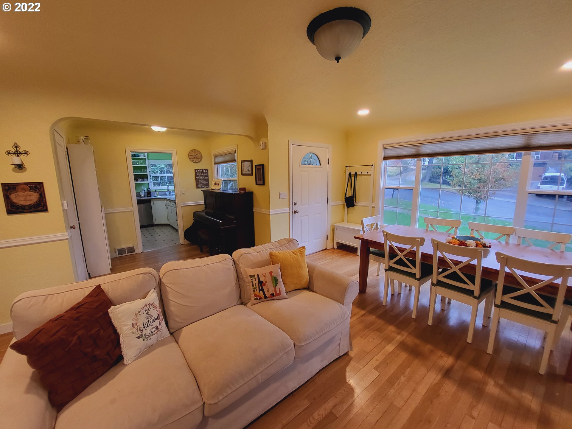 202 Spring Avenue La Grande, OR 97850 - Photo 5 of 30 Living Room/Dining Room