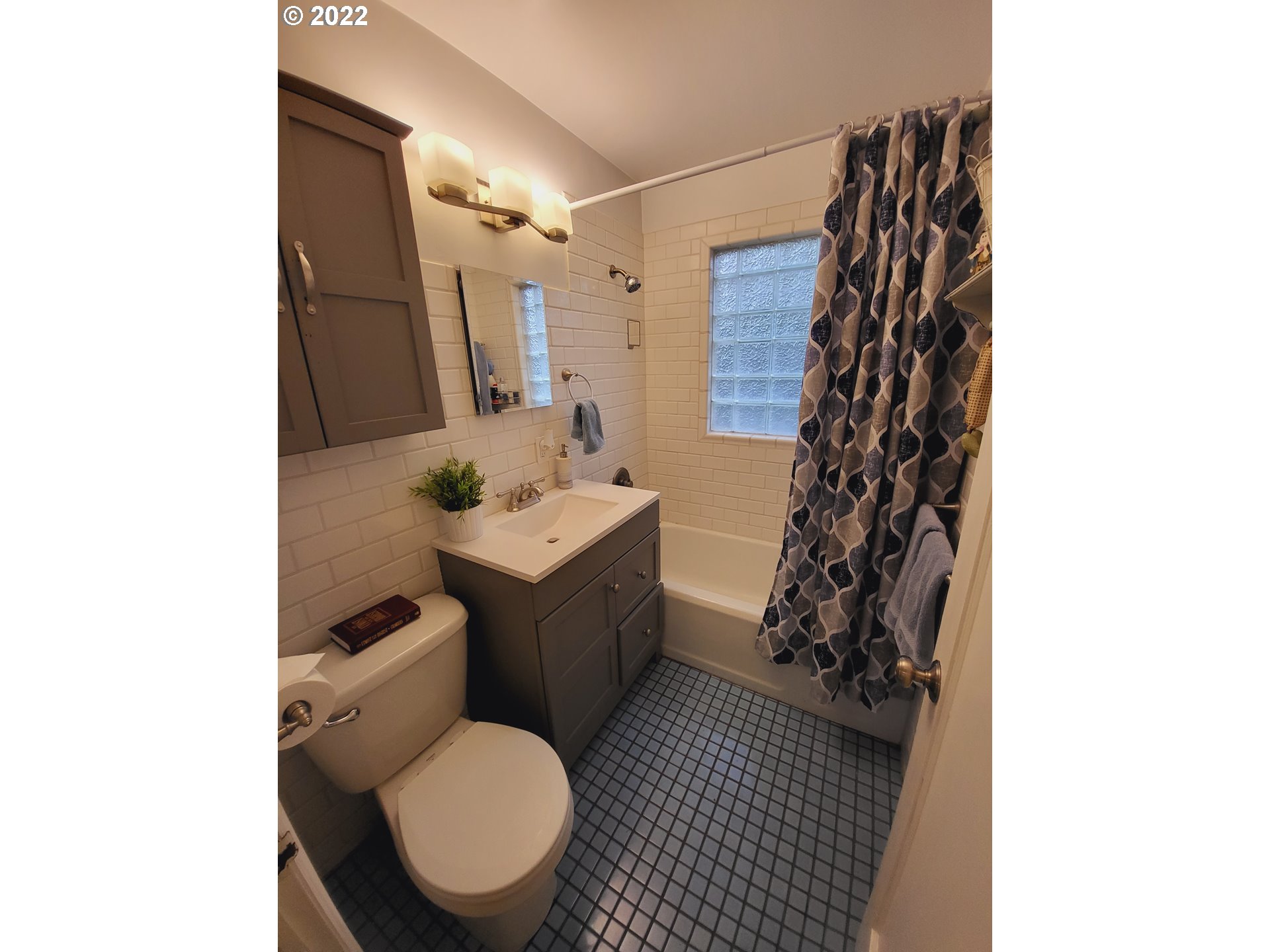 202 Spring Avenue La Grande, OR 97850 - Photo 9 of 30 Bathroom