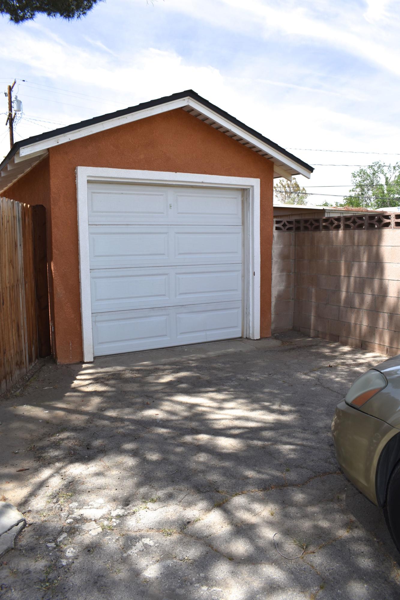 44527 Date Avenue Lancaster, CA 93534 - Photo 11 of 20 a backyard of a house