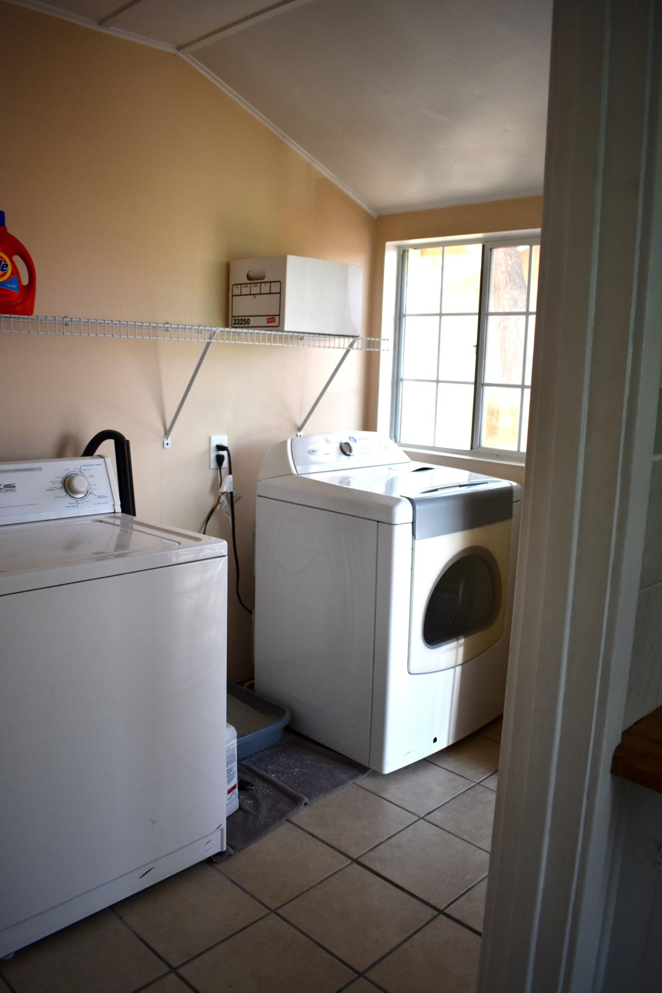 44527 Date Avenue Lancaster, CA 93534 - Photo 8 of 20 a utility room with dryer and washer