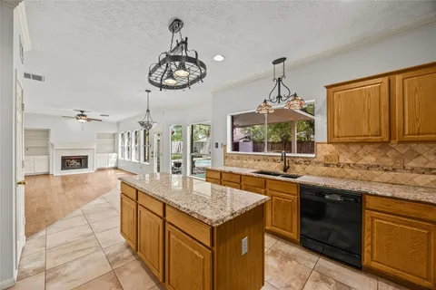 $299,900 | 330 Welford Lane, Highlands, TX 77562