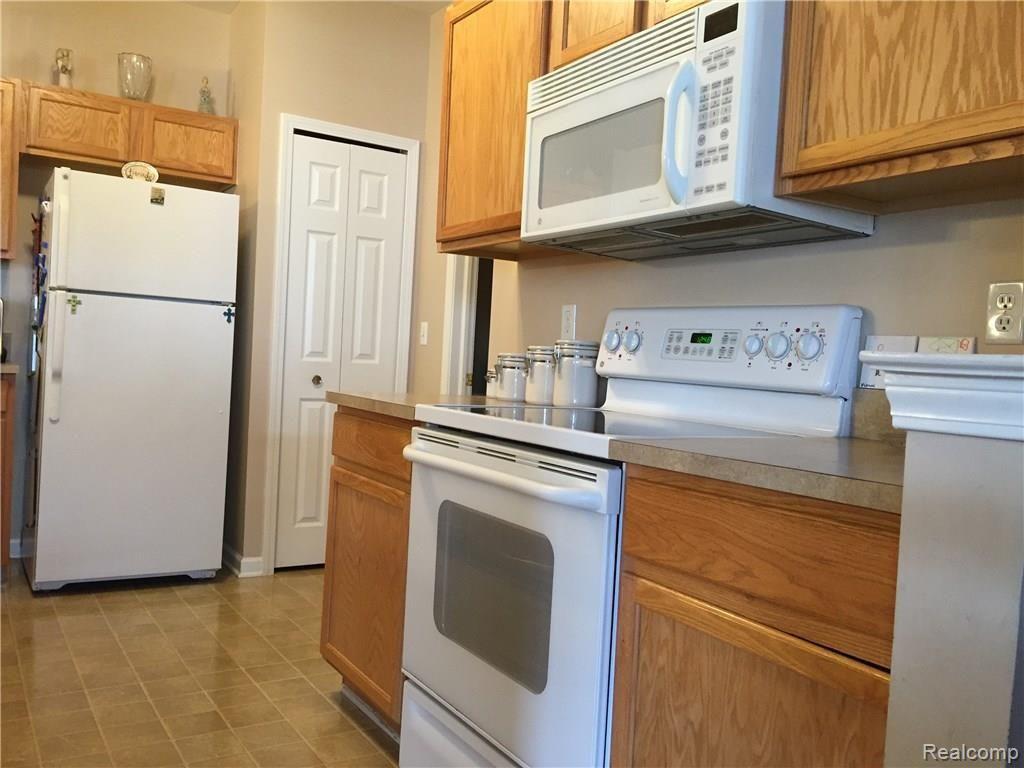 46112 Rhodes Drive Macomb, MI 48044 - Photo 9 of 20 kitchen.jpg