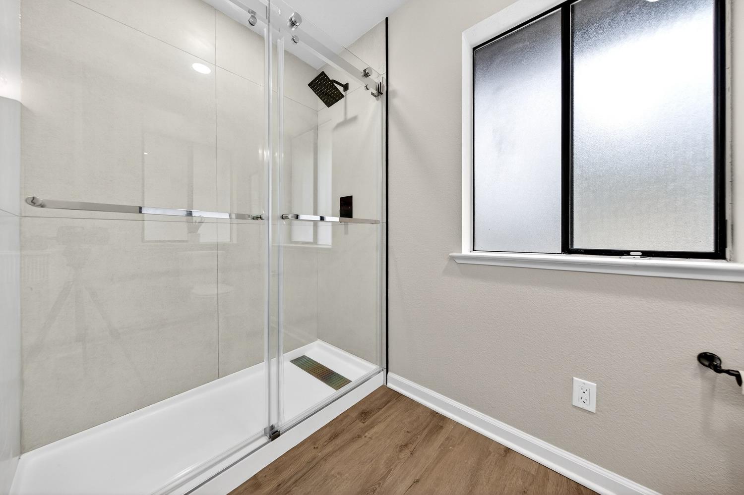 16947 Patricia Way Grass Valley, CA 95949 - Photo 19 of 50 a bathroom with a shower and a mirror
