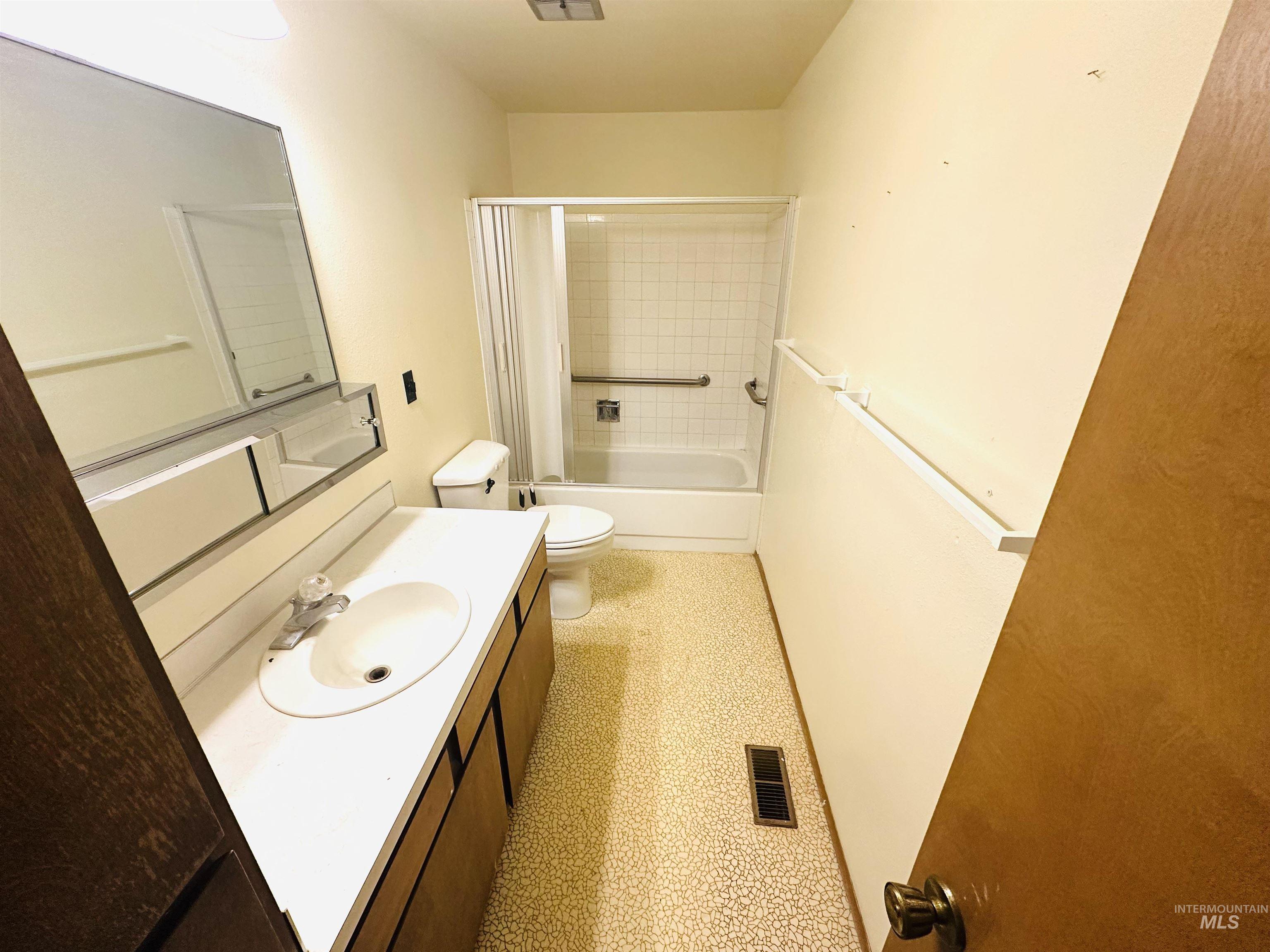 1111 West D Street Vale, OR 97918 - Photo 20 of 26 Bathroom with vanity and shower / bath combo
