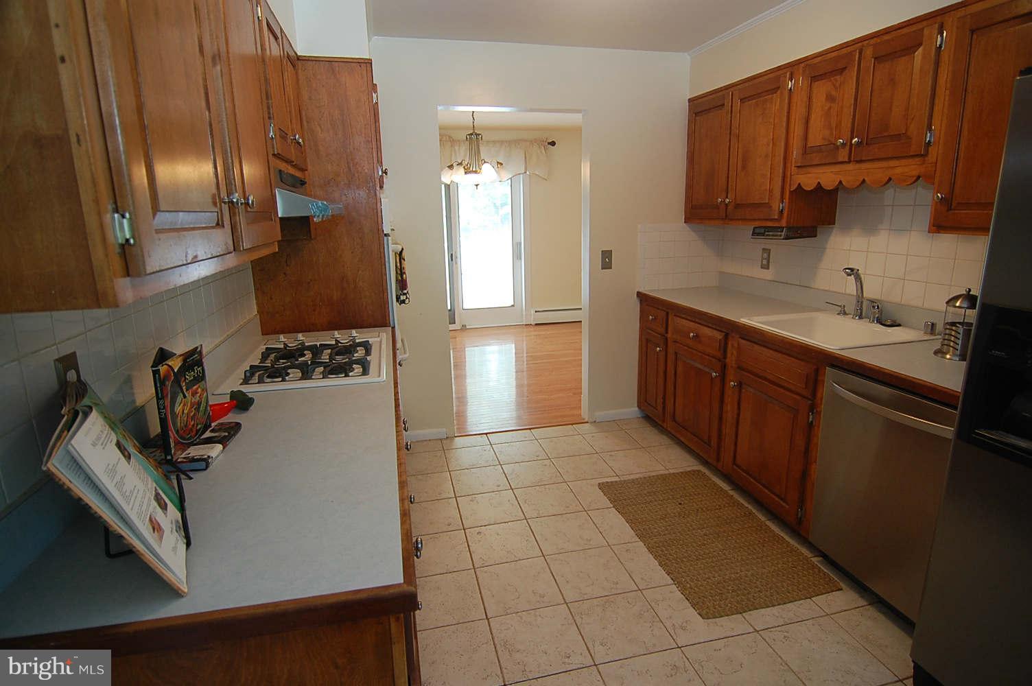 18428 Kingshill Road Germantown, MD 20874 - Photo 7 of 30 Kitchen