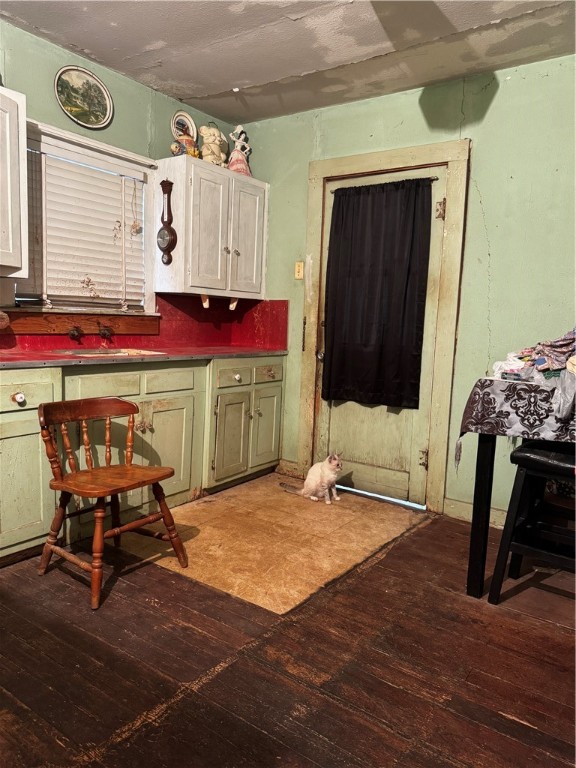 502 Encinal Street Alice, TX 78332 - Photo 3 of 4 a room that has a bed and a chair in it