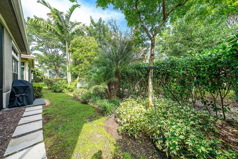 a view of yard with green space