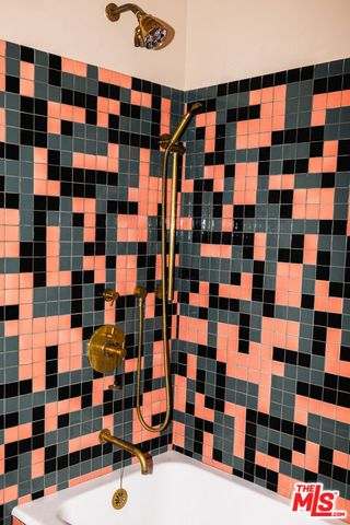 a view of a backyard with pathway