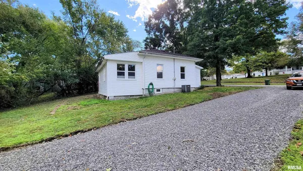 a view of a house with backyard
