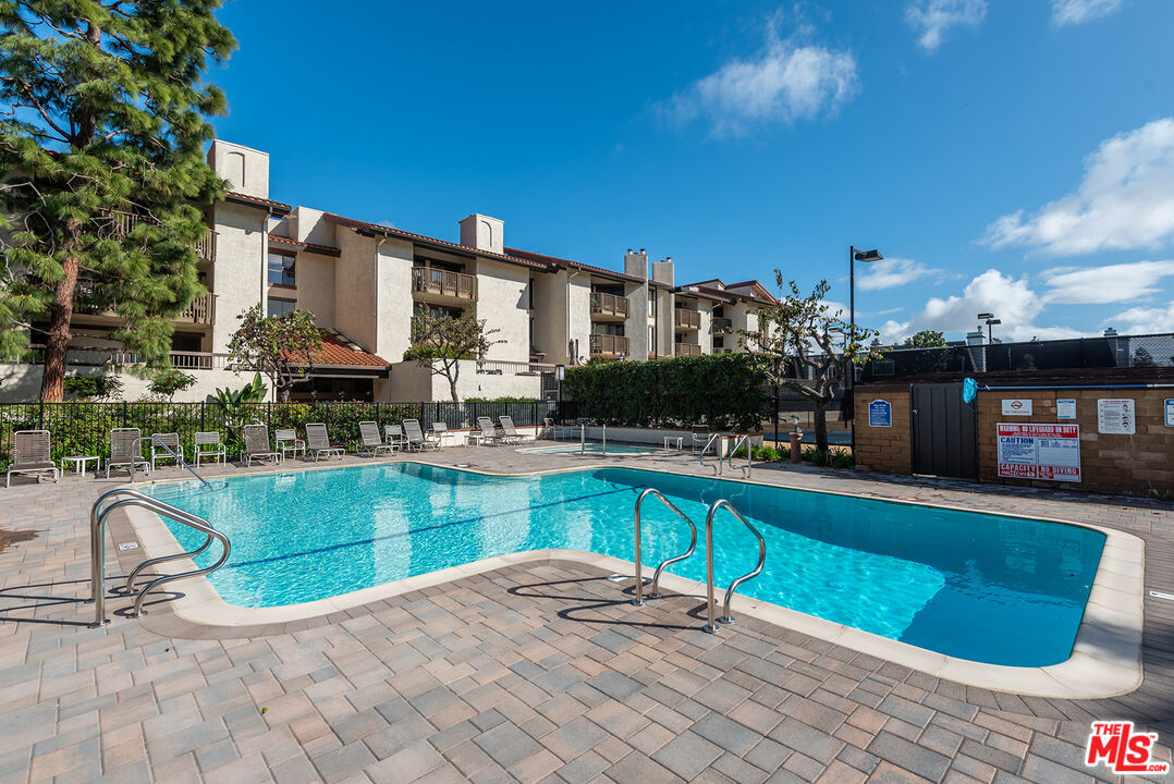 8600 Tuscany Avenue, Unit 419 Playa del Rey, CA 90293 - Photo 31 of 35 a view of a swimming pool with a lounge chairs