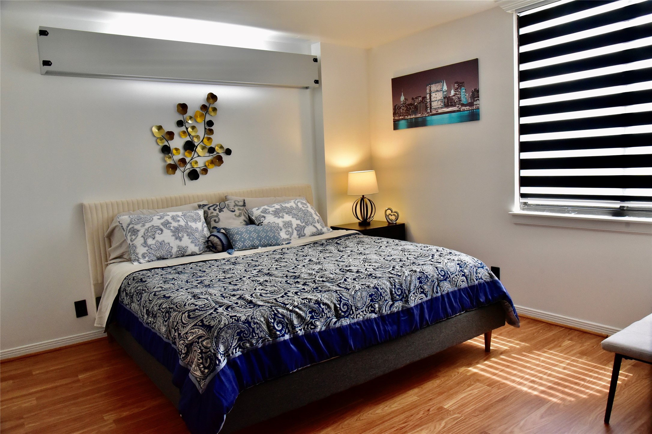 3525 Sage Road, Unit 701 Houston, TX 77056 - Photo 17 of 48 a bedroom with a bed and painting on the wall