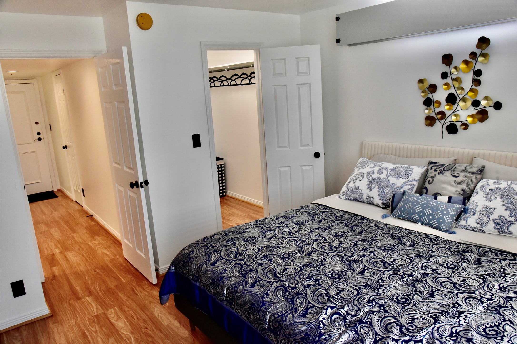 3525 Sage Road, Unit 701 Houston, TX 77056 - Photo 18 of 48 a bedroom with a bed and a window