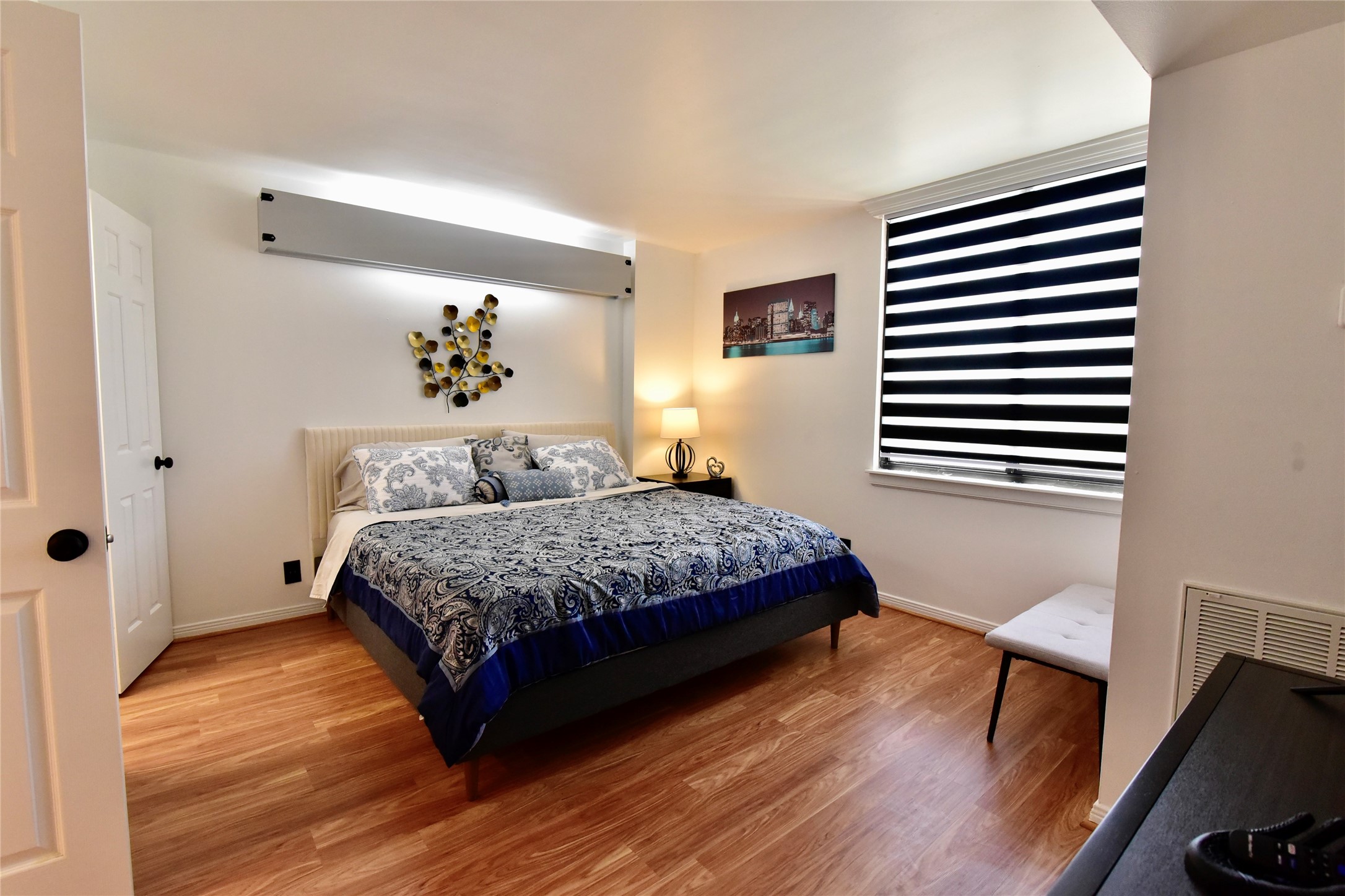 3525 Sage Road, Unit 701 Houston, TX 77056 - Photo 21 of 48 a bedroom with a bed and a window