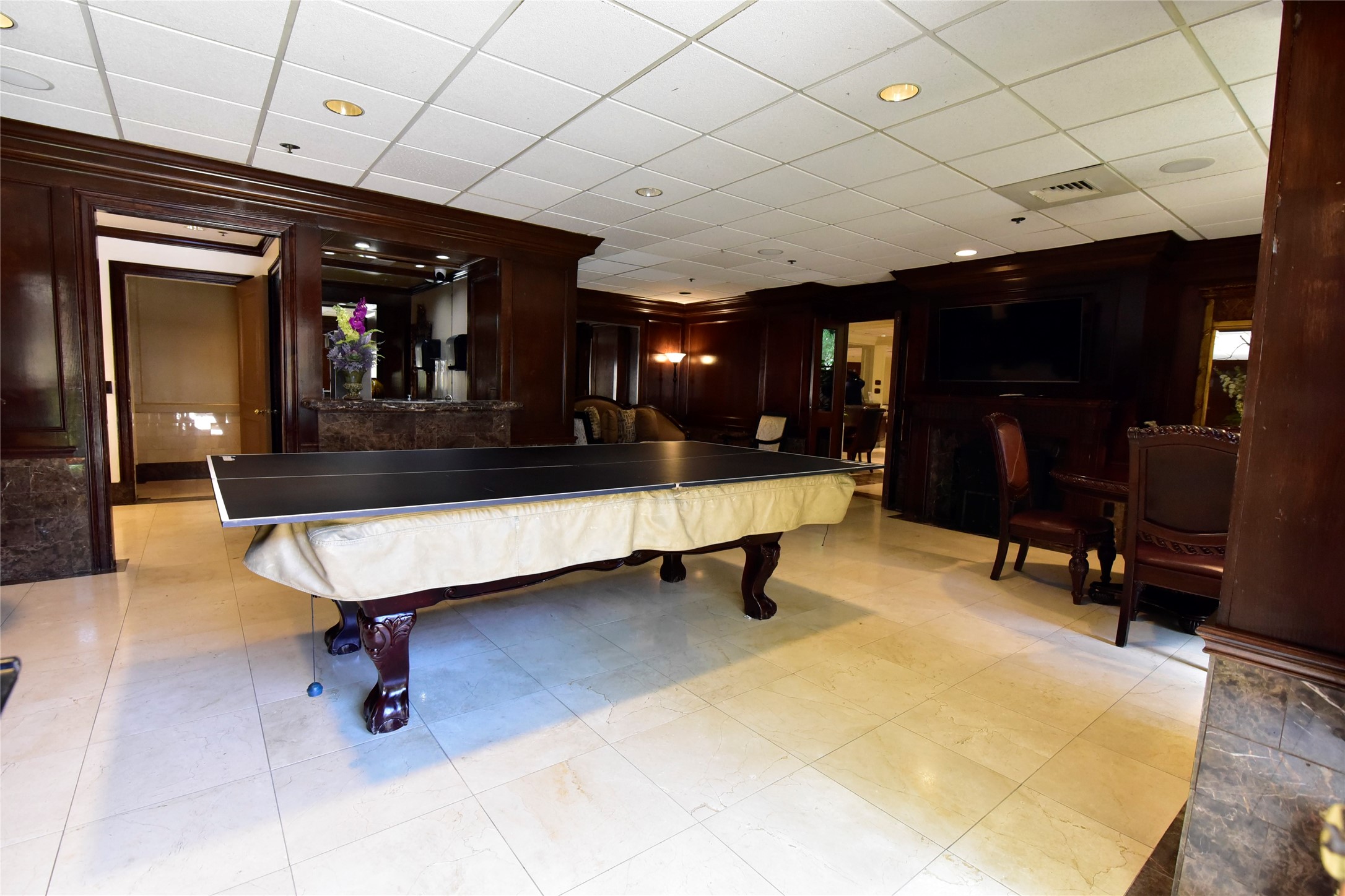 3525 Sage Road, Unit 701 Houston, TX 77056 - Photo 43 of 48 a living room with furniture