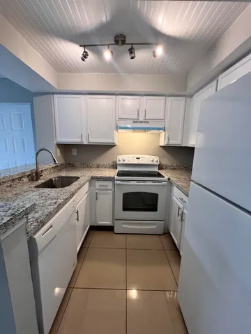 $1,700 | 700 Executive Center Drive, Unit 211, West Palm Beach, FL 33401