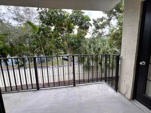 $1,700 | 700 Executive Center Drive, Unit 211, West Palm Beach, FL 33401