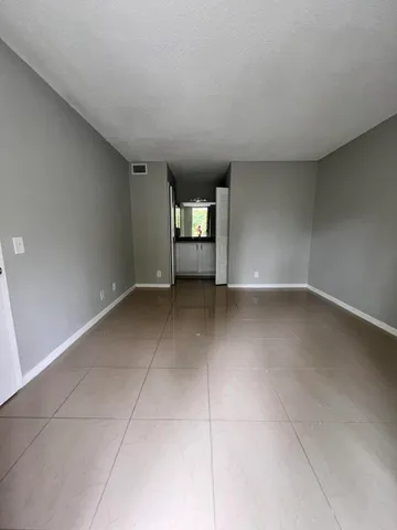 $1,700 | 700 Executive Center Drive, Unit 211, West Palm Beach, FL 33401