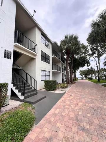 $1,700 | 700 Executive Center Drive, Unit 211, West Palm Beach, FL 33401