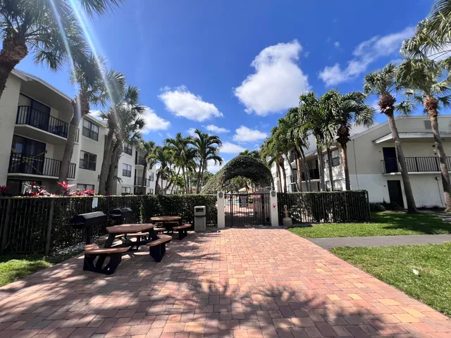 $1,700 | 700 Executive Center Drive, Unit 211, West Palm Beach, FL 33401