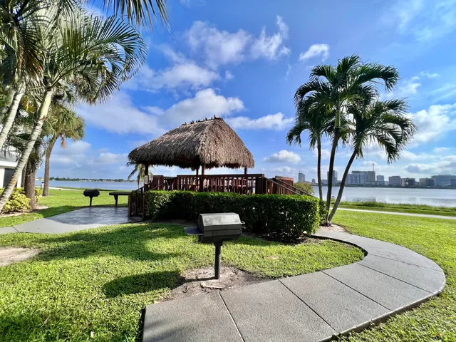 $1,700 | 700 Executive Center Drive, Unit 211, West Palm Beach, FL 33401