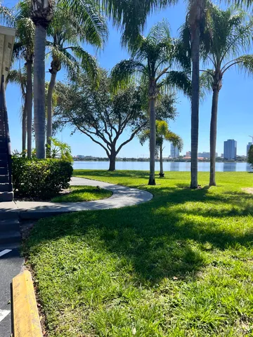 $1,700 | 700 Executive Center Drive, Unit 211, West Palm Beach, FL 33401
