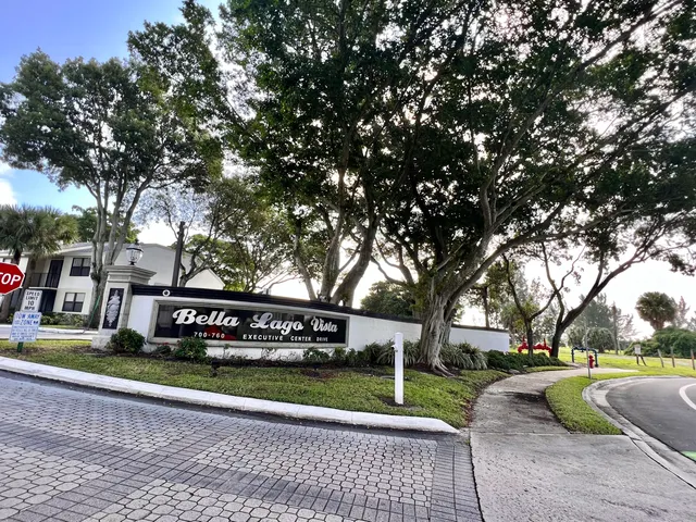 $1,700 | 700 Executive Center Drive, Unit 211, West Palm Beach, FL 33401