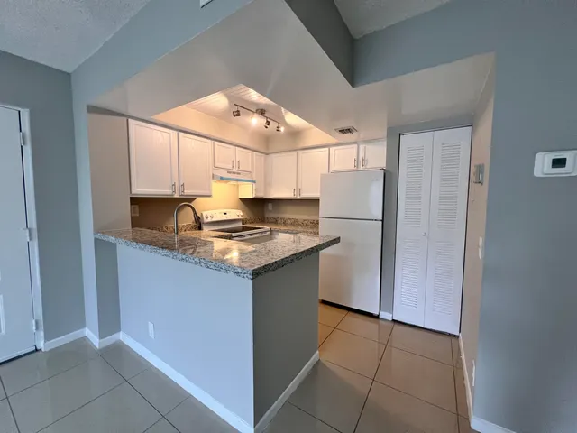 $1,700 | 700 Executive Center Drive, Unit 211, West Palm Beach, FL 33401