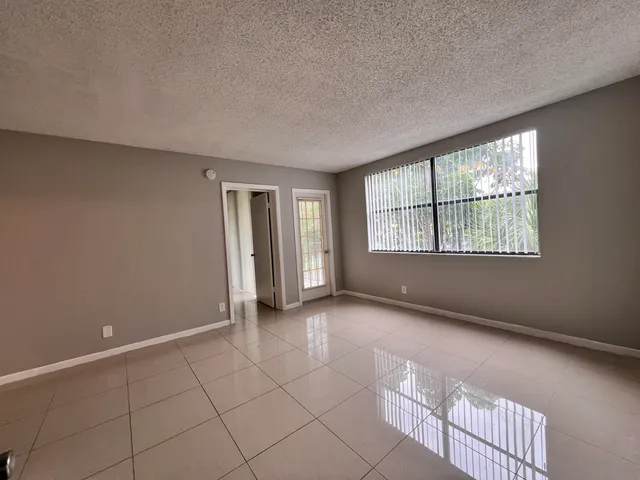 $1,700 | 700 Executive Center Drive, Unit 211, West Palm Beach, FL 33401