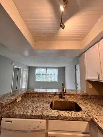 $1,700 | 700 Executive Center Drive, Unit 211, West Palm Beach, FL 33401