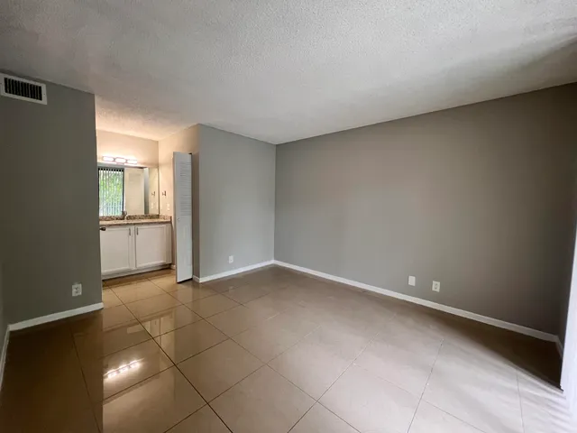 $1,700 | 700 Executive Center Drive, Unit 211, West Palm Beach, FL 33401