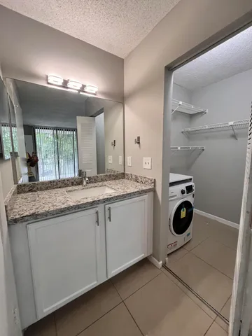 $1,700 | 700 Executive Center Drive, Unit 211, West Palm Beach, FL 33401