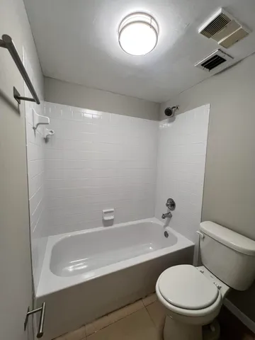 $1,700 | 700 Executive Center Drive, Unit 211, West Palm Beach, FL 33401