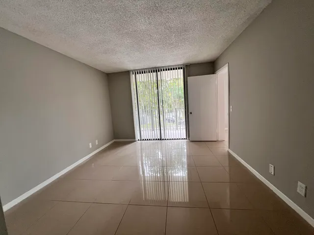 $1,700 | 700 Executive Center Drive, Unit 211, West Palm Beach, FL 33401