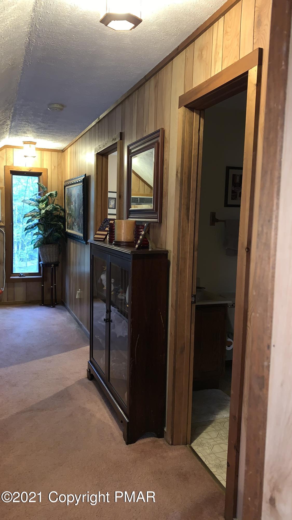 5810 Decker Road Bushkill, PA 18324 - Photo 20 of 37 21-Hallway