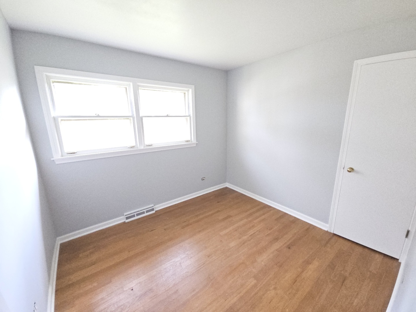 827 Balmoral Drive East Dundee, IL 60118 - Photo 12 of 16 an empty room with a window