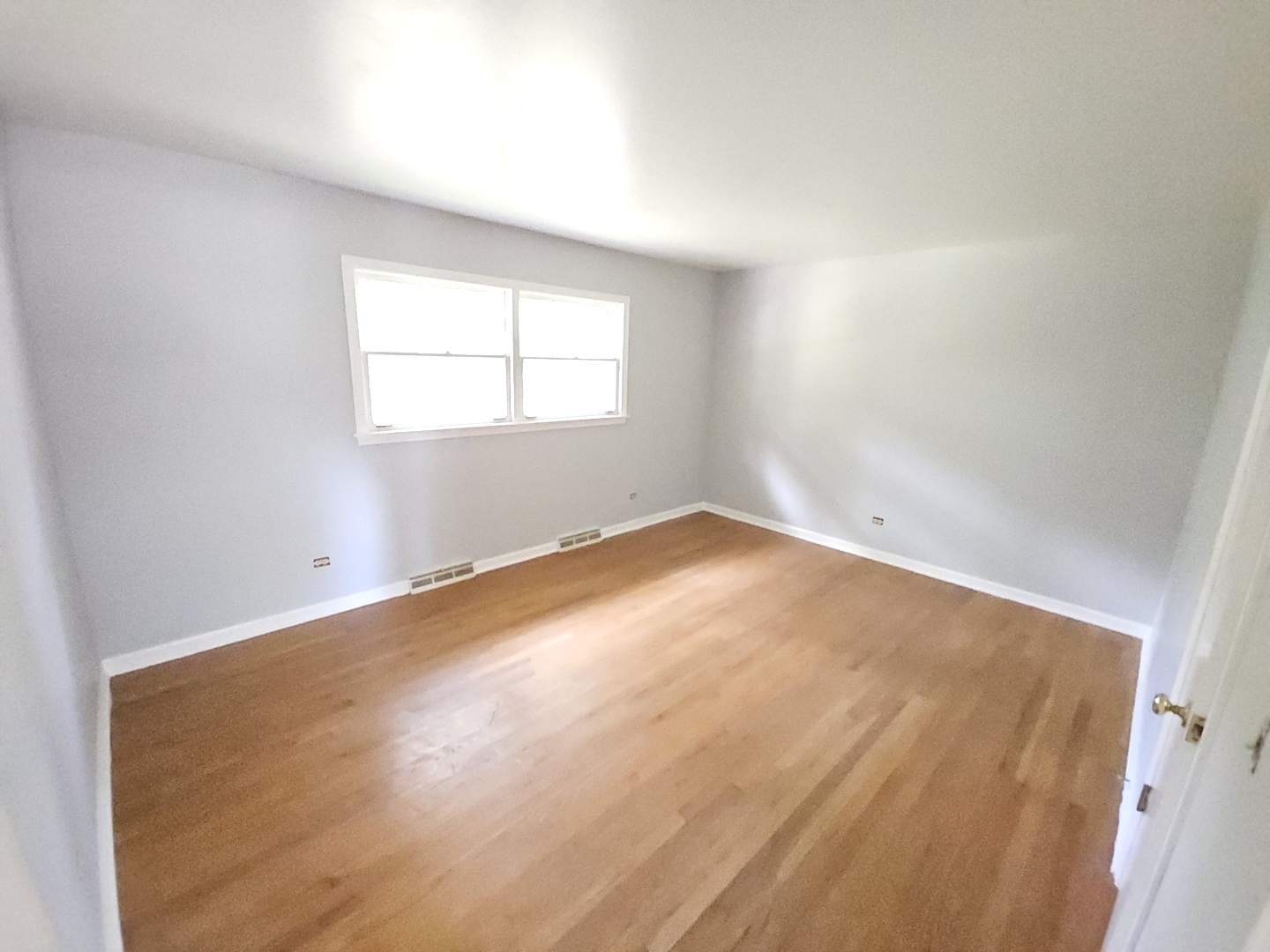 827 Balmoral Drive East Dundee, IL 60118 - Photo 15 of 16 an empty room with a window