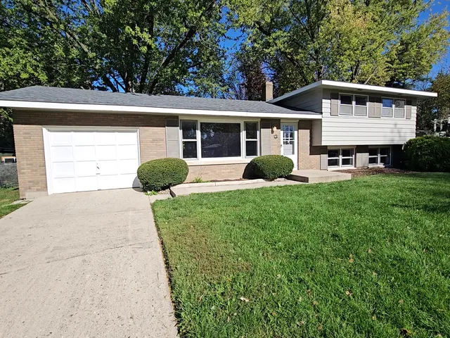$325,000 | 827 Balmoral Drive, East Dundee, IL 60118