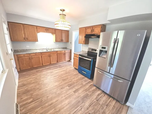 $325,000 | 827 Balmoral Drive, East Dundee, IL 60118