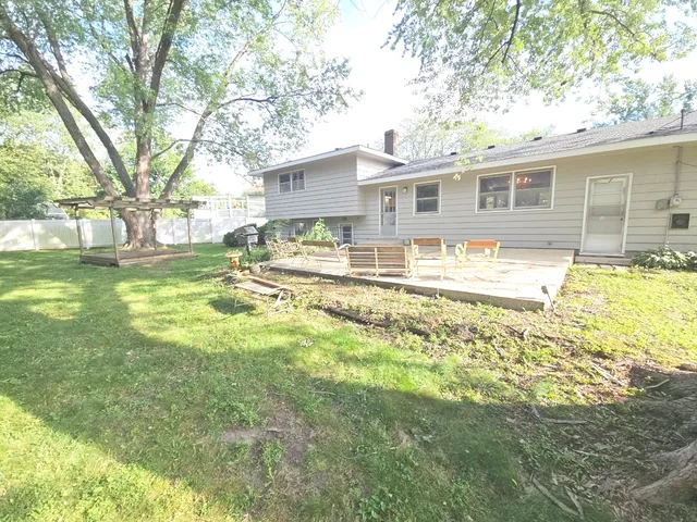 $325,000 | 827 Balmoral Drive, East Dundee, IL 60118