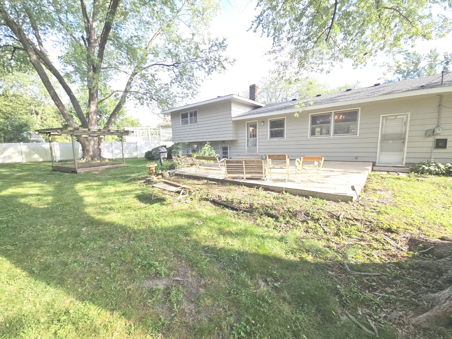 827 Balmoral Drive East Dundee, IL 60118 - Photo 4 of 16 a front view of a house with a yard and swimming pool