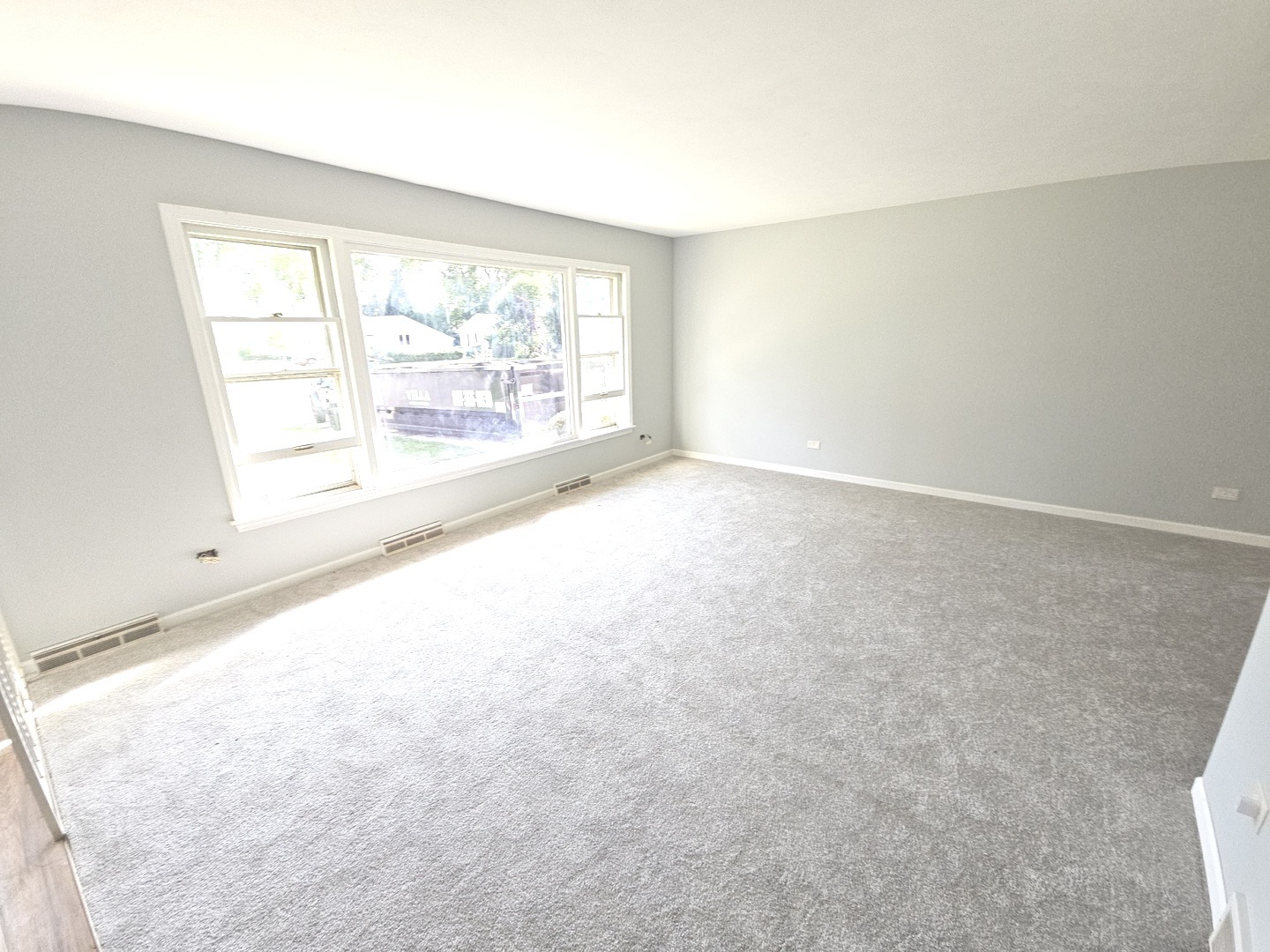 827 Balmoral Drive East Dundee, IL 60118 - Photo 6 of 16 an empty room with a window